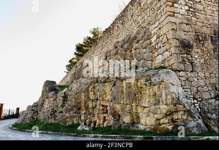 Gut erhaltene Akropolis Befestigung in Alatri, Italien, die megalithische Wand wird durch kalkige große Blöcke gebildet Stockfoto