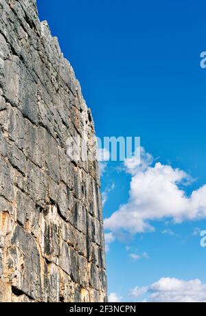 Gut erhaltene Akropolis Befestigung in Alatri, Italien, die megalithische Wand wird durch kalkige große Blöcke gebildet Stockfoto