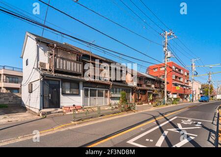 tokio, japan - märz 15 2021: Typische japanische Häuser aus der Showa-Ära wurden als Coffee Shop im ländlichen Stadtbezirk Yanaka und Sendagi in der Innenstadt rehabilitiert Stockfoto