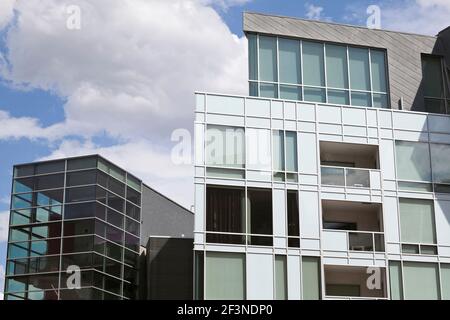 Blick auf die Westfassade der Denver Art Museum Residences, Denver, Colorado, USA. Stockfoto