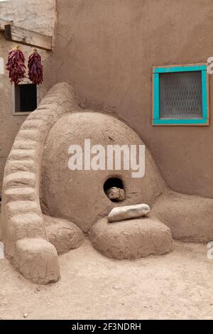 Ein traditioneller Bienenstock-geformter adobe Ofen (Horno) in Taos Pueblo, New Mexico, USA. Stockfoto