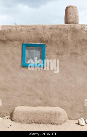 Abstrahiertes Detail der Frontfassade eines lehmziegelhauses, Taos Pueblo, New Mexico, USA. Stockfoto