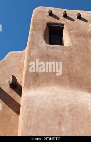 Adobe Stil Pueblo Revival Architektur des New Mexico Museum of Art, Santa Fe, New Mexico, USA. Stockfoto