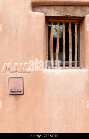 Ein Postfach und Fenster eines Adobe-Stil-Haus in Santa Fe, New Mexico, USA. Stockfoto