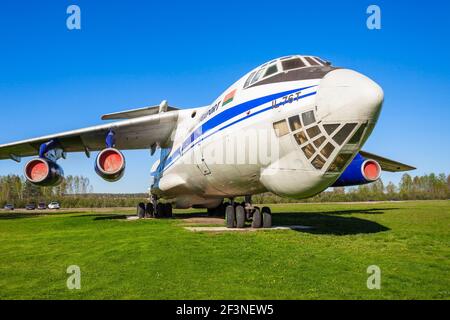 MINSK, Weißrussland - Mai 05, 2016: Die Iljuschin Il-76 Flugzeuge, die in der Open Air Museum der alten Zivilluftfahrt, in der Nähe von Minsk Flughafen. Il-76 ist ein strategischer airli Stockfoto