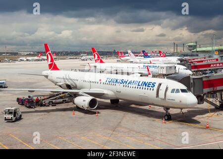 ISTANBUL, Türkei - 05.Mai 2016: Turkish Airlines Flugzeuge auf dem Flughafen Istanbul Atatürk. Der Flughafen Atatürk ist der größte internationale Flughafen Stockfoto