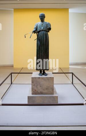 DELPHI, Griechenland - 15. Oktober 2016: Der Wagenlenker von Delphi oder Heniokhos am Delphi Archäologischen Museum. Es ist eine der bekanntesten Statuen surv Stockfoto