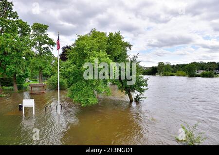 South Elgin, Illinois, USA. Der Fox River überschwemmte seine Ufer nach starken Sommerregenfällen über einen Zeitraum von mehreren Tagen. Stockfoto