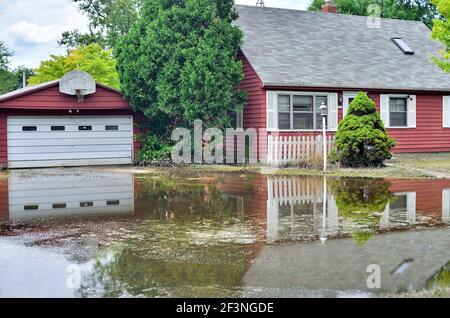 South Elgin, Illinois, USA. Nachdem er seine Ufer überfüllt hatte, hinterließ der Fox River einen Restpool im Vorgarten eines Hauses am Flussufer. Stockfoto