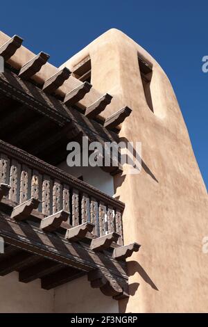 Pueblo Revival Stil adobe-Architektur des New Mexico Museum of Art in Santa Fe, New Mexico, USA. Stockfoto