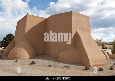 Gesamtansicht der St. Francis Kirche, Ranchos de Taos, New Mexico, USA. (Die ikonische Kirche hat Künstler wie Ansel Adams und Georgia O'Ke inspiriert Stockfoto