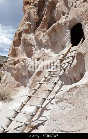 Eine Pueblo-Leiter führt zu einer Klippenwohnung im Bandelier National Monument, New Mexico, USA. Stockfoto