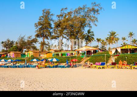 GOA, INDIEN - 09 Dezember, 2016: Strand Restaurant Hütten und Sonnenbetten auf Arambol Beach in North Goa, Indien Stockfoto