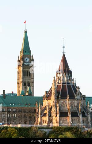 Kanada, Ontario, Ottawa, Parliament Hill, mit dem Peace Tower und der Library on Parliament Stockfoto