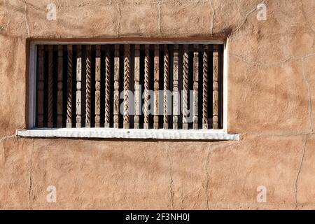 Fassade Detail dekorativen Fenster in adobe Haus, Santa Fe, New Mexico, USA. Stockfoto