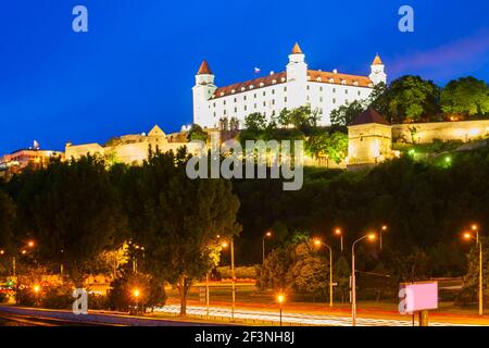 BRATISLAVA, SLOWAKEI - 11. MAI 2017: Burg Bratislava oder Bratislavsky Hrad ist die Hauptburg von Bratislava in der Slowakei bei Nacht. Burg Bratislava i Stockfoto