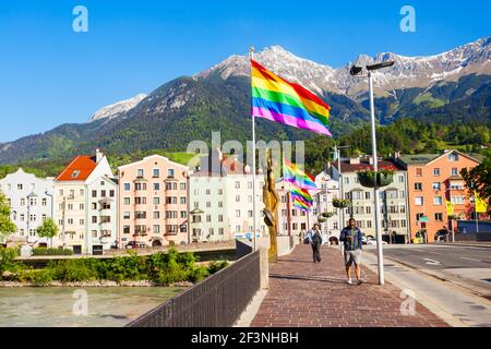 INNSBRUCK, Österreich - 22. MAI 2017: Brücke über den Inn Innsbruck. Innsbruck ist die Landeshauptstadt von Tirol im Westen von Österreich. Stockfoto