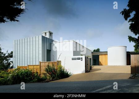 Blick von außen auf den Drive und Haupteingang von der Road - Stan Bolt Architect (www.stanboltarchitect.com) Stockfoto