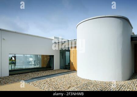 Blick von außen auf den Haupteingang von der Fahrt - Stan Bolt Architect (www.stanboltarchitect.com) Stockfoto