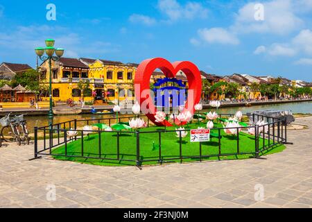 HOI AN, VIETNAM - 17. MÄRZ 2018: Alte Stadt Herzsymbol an der Riverfront von Hoi An Stadt in Quang Nam Provinz Vietnam Stockfoto