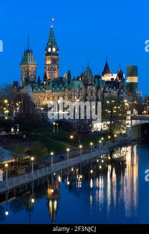 Kanada, Ontario, Ottawa, das Parlamentsgebäude und der Rideau-Kanal in der Abenddämmerung Stockfoto