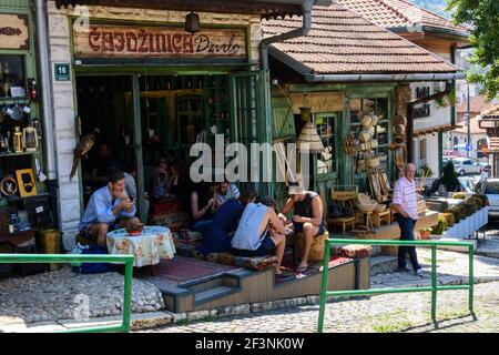 Touristen in Baščaršija, dem alten Basar und dem historischen und kulturellen Zentrum von Sarajevo, Bosnien und Herzegowina. Stockfoto