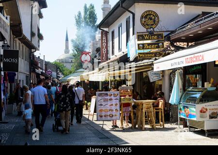 Touristen in Baščaršija, dem alten Basar und dem historischen und kulturellen Zentrum von Sarajevo, Bosnien und Herzegowina. Stockfoto