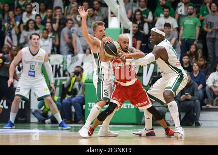 David Logan von SIG Strasbourg und Heiko Schaffartzik (8), Joh Passave Ducteil (13) während der französischen Meisterschaft Pro EIN Basketballspiel zwischen Nanterre 92 und SIG Strasbourg am 30. Oktober 2017 im Palais des Sports Maurice Thorez in Nanterre, Frankreich - Foto I-HARIS / DPPI Stockfoto