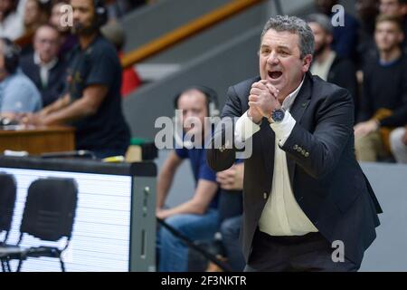 Pascal Donnadieu, Trainer von Nanterre 92 reagiert während der französischen Meisterschaft Pro EIN Basketballspiel zwischen Nanterre 92 und SIG Strasbourg am 30. Oktober 2017 im Palais des Sports Maurice Thorez in Nanterre, Frankreich - Foto I-HARIS / DPPI Stockfoto