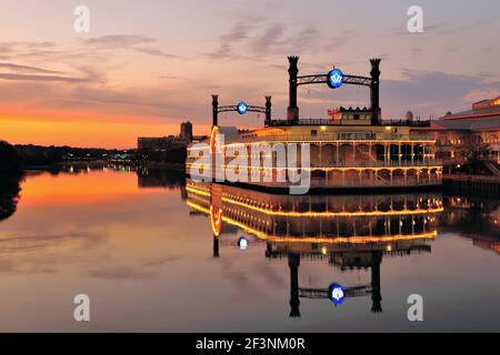 Elgin, Illinois, USA. Das Grand Victoria Riverboat Casino spiegelt einen gedämpften Sonnenuntergang wider, während es seine eigene Spiegelung im Fox River zeigt. Stockfoto