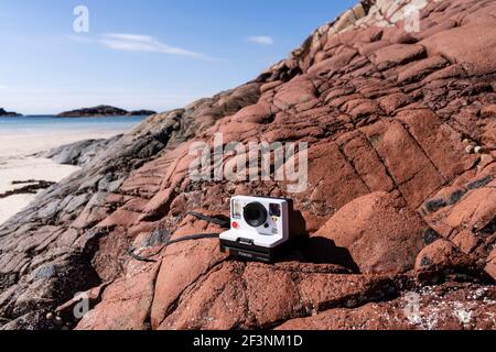 Port Ban, die weiße Sandbucht, auf Iona, Schottland. Rote Geologie und weißer Sand. Stockfoto