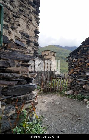 Straßen und Gassen des alten alpinen Dorfes Uschguli, mit Steinverteidigung und lebenden Türmen an einem regnerischen Tag, Kaukasus-Gebirge, Svaneti-Region, Georgien Stockfoto