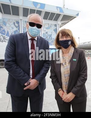 Tunis, Tunesien. 31st Mai 2020. Hechmi Louzir, Direktor des Instituts Pasteur und Mitglied des Wissenschaftlichen Komitees, und Marilena viviani, Vertreterin von UNICEF Tunesien, die während einer Zeremonie anlässlich der Ankunft von 93.600 Dosen der Pfizer/BioNTech-Impfstofflieferung am internationalen Flughafen Tunis-Carthage anwesend war.Diese erste Impfstoffserie wurde im Rahmen des multilateralen COVAX-Mechanismus erworben. Die Europäische Union und ihre Mitgliedstaaten finanzieren. Quelle: Jdidi Wassim/SOPA Images/ZUMA Wire/Alamy Live News Stockfoto