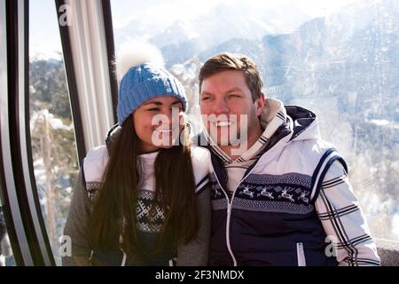 Skilift, Skifahren, Skigebiet - glückliche Skifahrer auf Skilift. Stockfoto