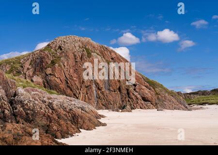 Port Ban, die weiße Sandbucht, auf Iona, Schottland. Rote Geologie und weißer Sand. Stockfoto