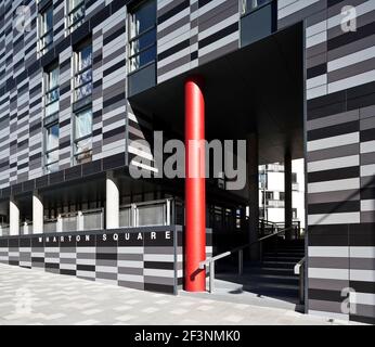 Wharton Square, Social Housing mit horizontalen abgestuften grauen Platten auf der Außenseite, in einer achteckigen Form um einen zentralen Innenhof angeordnet. Rot c Stockfoto