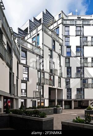 Wharton Square, Social Housing mit horizontalen abgestuften grauen Platten auf der Außenseite, in einer achteckigen Form um einen zentralen Innenhof angeordnet. Stockfoto