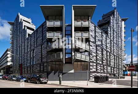 Wharton Square, Social Housing mit horizontalen abgestuften grauen Platten auf der Außenseite, in einer achteckigen Form um einen zentralen Innenhof angeordnet. Stockfoto