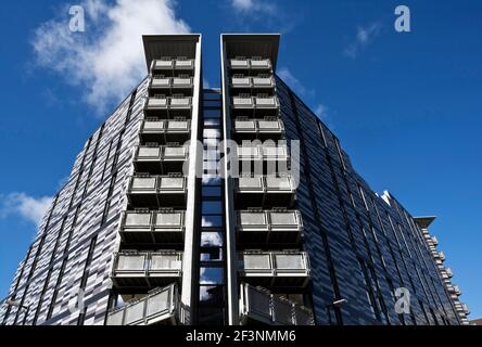 Wharton Square, Social Housing mit horizontalen abgestuften grauen Platten auf der Außenseite, in einer achteckigen Form um einen zentralen Innenhof angeordnet. Stockfoto