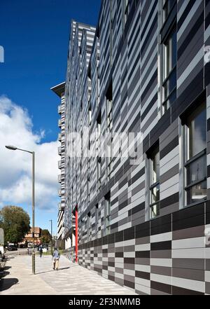 Wharton Square, Social Housing mit horizontalen abgestuften grauen Platten auf der Außenseite, in einer achteckigen Form um einen zentralen Innenhof angeordnet. Stockfoto