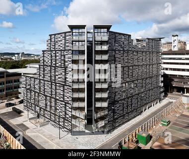 Wharton Square, Social Housing mit horizontalen abgestuften grauen Platten auf der Außenseite, in einer achteckigen Form um einen zentralen Innenhof angeordnet. Stockfoto