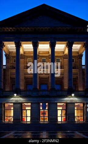 Paisley Town Hall. Ein Gebäude aus dem 19th. Jahrhundert im klassischen Stil mit einem Giebel und Säulen an der Vorderfassade. Renoviert. Nachts beleuchtet. Stockfoto