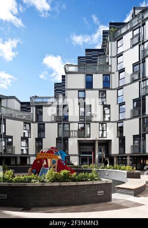 Wharton Square, Social Housing mit horizontalen abgestuften grauen Platten auf der Außenseite, in einer achteckigen Form um einen zentralen Innenhof angeordnet. Stockfoto