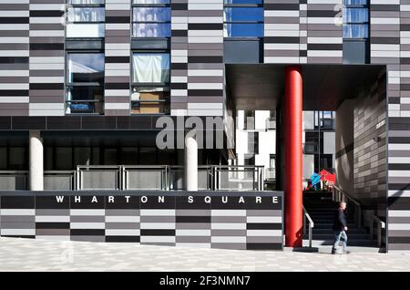 Wharton Square, Social Housing mit horizontalen abgestuften grauen Platten auf der Außenseite, in einer achteckigen Form um einen zentralen Innenhof angeordnet. Stockfoto