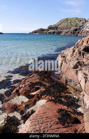 Port Ban, die weiße Sandbucht, auf Iona, Schottland. Rote Geologie und weißer Sand. Stockfoto