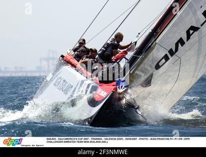 SEGELN - 32ND AMERICA'S CUP 2007 - TRAINING - VALENCIA (ESP) - 30/05/2007 - FOTO : JEAN-FRANCOIS FOURNIER / DPPI CHALLENGER EMIRATES TEAM NEW ZEALAND (NZL) Stockfoto