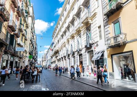 Neapel, Italien - 9. September 2019: Via Toledo, Einkaufsstraße mit Menschen in der Altstadt von Neapel, Italien Stockfoto