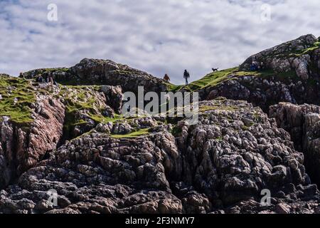 Port Ban, die weiße Sandbucht, auf Iona, Schottland. Rote Geologie und weißer Sand. Stockfoto