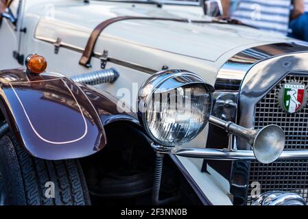 Neapel, Italien - 9. September 2019: Altes Retro-Auto aus dem Jahr 1920s der Marke Mercedes Benz auf einer Straße in Neapel, Italien geparkt Stockfoto