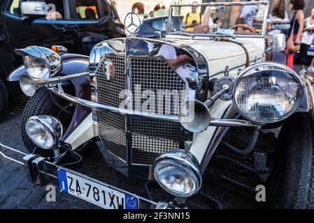 Neapel, Italien - 9. September 2019: Altes Retro-Auto aus dem Jahr 1920s der Marke Mercedes Benz auf einer Straße mit Menschen in Neapel, Italien geparkt Stockfoto